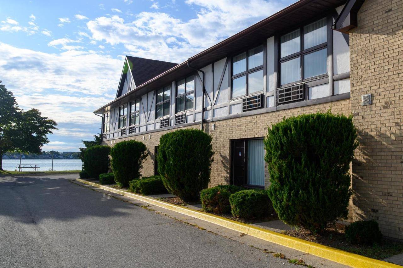 Days Inn By Wyndham Sarnia Harbourfront Eksteriør billede