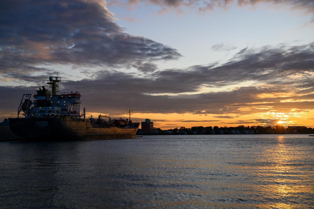 Days Inn By Wyndham Sarnia Harbourfront Eksteriør billede